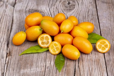 Organik gıda pazarında taze kumquats demet üst görünümü. 
