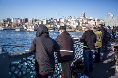 İstanbul / Türkiye, 17 Şubat 2020, Galata Köprüsü 'ndeki ve arkadaki Galata Kulesi' ndeki insanlar