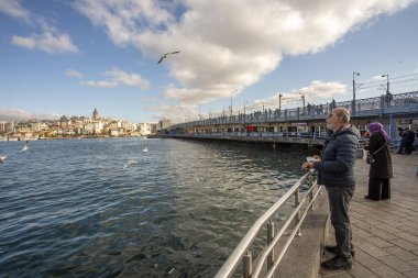 İstanbul - Türkiye, 18 Haziran 2022, Balıkçı, Galata Köprüsü Halkı ve arkadaki Galata Kulesi