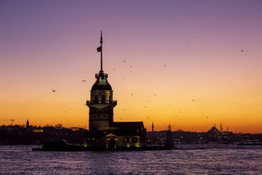 İstanbul, Türkiye 'de Bakire Kulesi (Kiz Kulesi) Günbatımı.