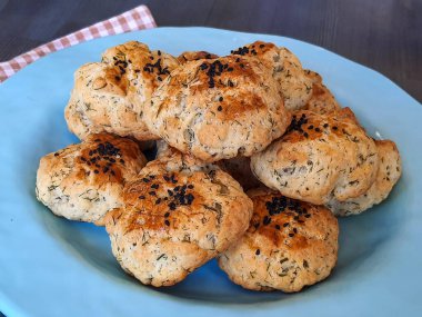 Lezzetli Türk yemekleri, dereotlu peynirli hamur işi, Türkçe adı; dere otlu peynirli pogaca