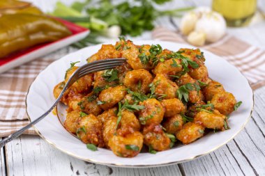 Geleneksel lezzetli Türk yemekleri; bulgur sarımsaklı köftesi (Türkçe adı; Sarimsakli bulgur kofte veya Fellah koftesi)