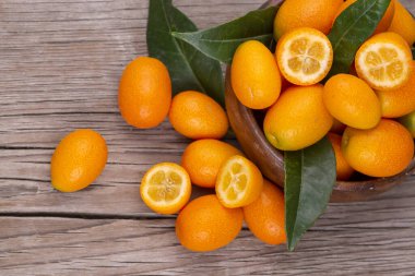 Organik gıda pazarında taze kumquats demet üst görünümü. 