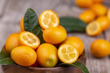Organik gıda pazarında taze kumquats demet üst görünümü. 