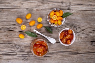 Kavanozda ev yapımı kumkat reçeli ve taze kumkatlar.
