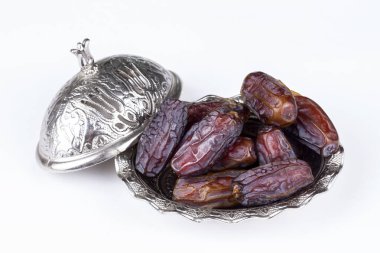 Tabakta kurutulmuş hurma meyvesi