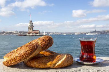 Türk simidi ve Türk çayıyla Bakire Kulesi (Kiz Kulesi)