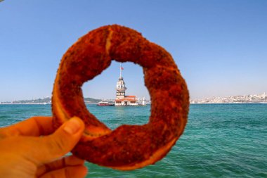 Bakire Kulesi (Kiz Kulesi) ve Türk çayı, Türk simidi, İstanbul / Türkiye