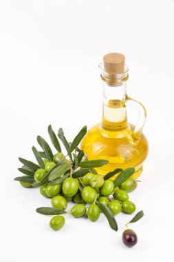 Yeşil zeytinyağı ve zeytinyağı izole