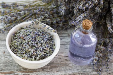 Temel lavanta çiçeği yağı ve kurutulmuş lavanta çiçekleri..