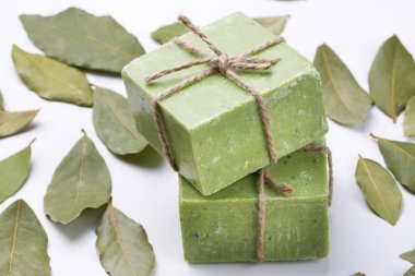 Zeytinyağı ve yapraklı doğal el yapımı defne sabunu, Daphne sabunu vücut bakımı ve kozmetik konsept.