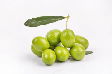 Beyaz arka planda yeşil taze zeytin