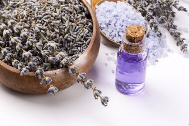 Temel lavanta çiçeği yağı ve kurutulmuş lavanta çiçekleri..