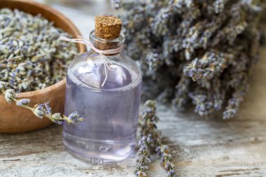 Temel lavanta çiçeği yağı ve kurutulmuş lavanta çiçekleri..
