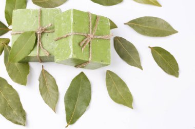 Zeytinyağı ve yapraklı doğal el yapımı defne sabunu, Daphne sabunu vücut bakımı ve kozmetik konsept.