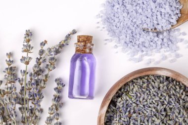 Temel lavanta çiçeği yağı ve kurutulmuş lavanta çiçekleri..