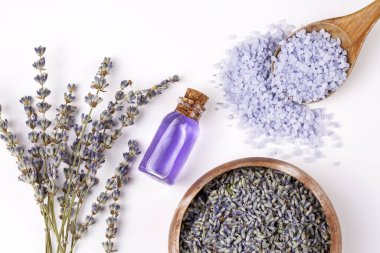 Temel lavanta çiçeği yağı ve kurutulmuş lavanta çiçekleri..