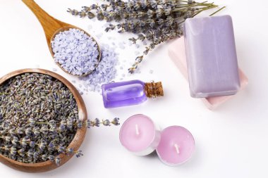 Kurutulmuş lavanta çiçekleri ve lavanta sabunu.