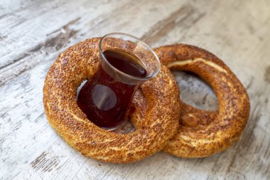 Geleneksel lezzetli Türk simidi ve Türk çayı