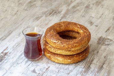 Geleneksel lezzetli Türk simidi ve Türk çayı