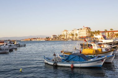 Ayvalik, Türkiye - 29 Eylül 2019; Ayvalik 'te eski liman manzarası. Ayvalik, Türkiye 'de daha popüler bir turizm beldesi.