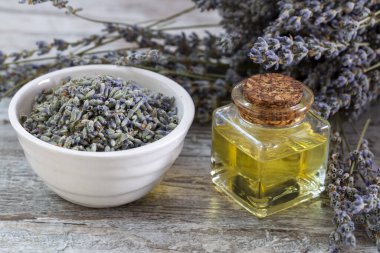 Temel lavanta çiçeği yağı ve kurutulmuş lavanta çiçekleri..
