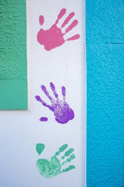Duvarda renkli boyanmış el izleri