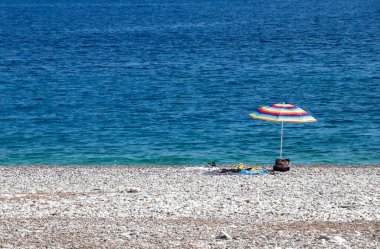 Türkiye İzmir Foca, deniz ve renkli şemsiye
