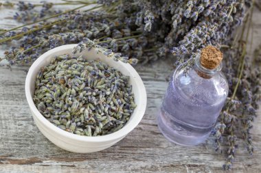 Temel lavanta çiçeği yağı ve kurutulmuş lavanta çiçekleri..