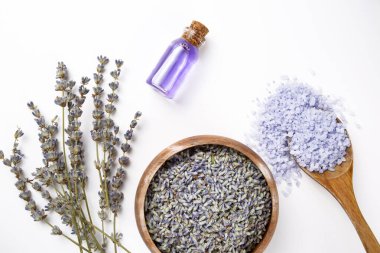 Temel lavanta çiçeği yağı ve kurutulmuş lavanta çiçekleri..