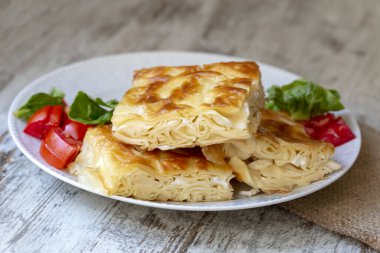 Lezzetli Türk yemekleri; tepsi hamur işi; (Türkçe adı; Su boregi)