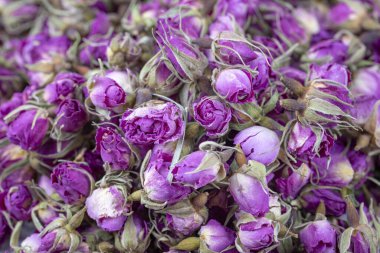 Kuru gül yaprağı çayı.