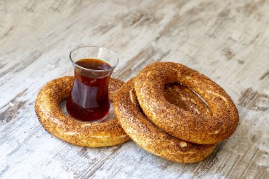 Geleneksel lezzetli Türk simidi ve Türk çayı