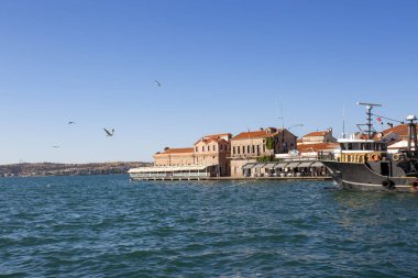 Ayvalik, Türkiye - 29 Eylül 2019; Ayvalik 'te eski liman manzarası. Ayvalik, Türkiye 'de daha popüler bir turizm beldesi.