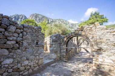 Türkiye 'nin Olimpos kentindeki Lycian kasabasının antik kalıntılarına bakın.