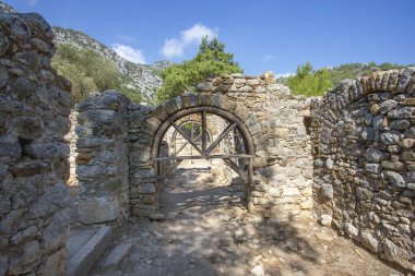 Türkiye 'nin Olimpos kentindeki Lycian kasabasının antik kalıntılarına bakın.