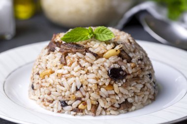 Geleneksel lezzetli Türk yemekleri; çam fıstığı ve fındıklı pirinç pilavı (Türkçe adı; bademli iç pilav veya pilav))