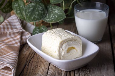 Türk kremalı süt ürünü. Türk kahvaltısı için bir bardak sütlü pıhtılaşmış krema. (Türkçe adı; kayak)