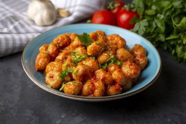 Geleneksel lezzetli Türk yemekleri; bulgur sarımsaklı köftesi (Türkçe adı; Sarimsakli bulgur kofte veya Fellah koftesi)