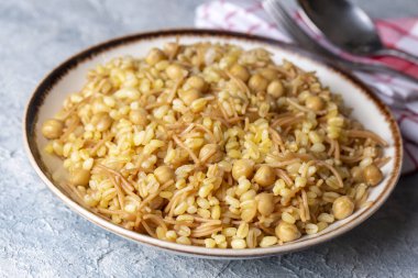 Geleneksel lezzetli Türk yemekleri; nohutlu bulgur pilavı (Türkçe adı: nohutlu bulgur pilavi))