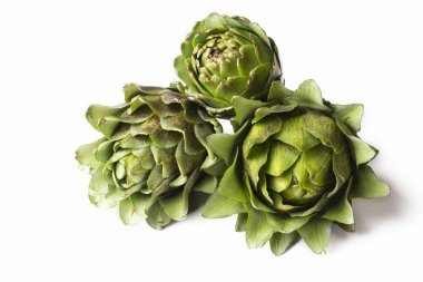 Beyaz arka planda enginar sebzeleri