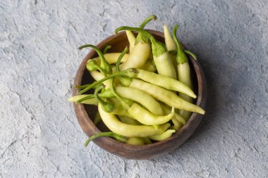 Taze ve organik sarı renkli küçük acı biberler.