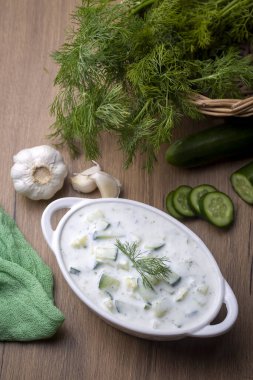 Geleneksel lezzetli aperatif; tzatziki (Türkçe adı; kakik)