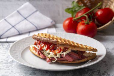 Geleneksel Türk tost sandviçi servisi (Türkçe adı: Ayvalik tostu)