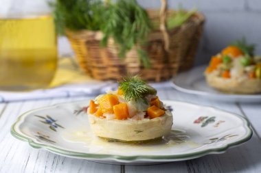 Geleneksel lezzetli Türk yemekleri; zeytinyağlı enginar (zeytinyagli enginar)