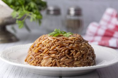 Geleneksel lezzetli Türk yemeği, arpa erişte pilavı (Türkçe adı; Arpa sehriye pilavi)