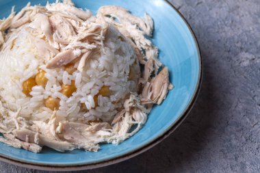 Geleneksel lezzetli Türk yemekleri; Nohutlu pilav ve tavuklu pilav (Türkçe adı: Tavuklu nohutlu pilav))