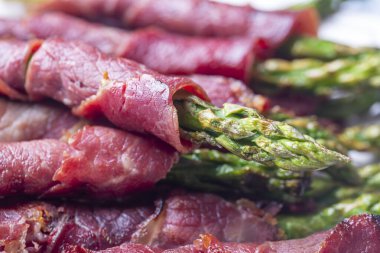 Pastırmalı ızgara kuşkonmaz (Türkçe adı: Pastirmali kuskonmaz izgara))