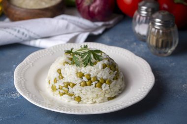 Geleneksel lezzetli Türk yemekleri; bezelye pilavı (Türkçe: Bezelyeli pilav))