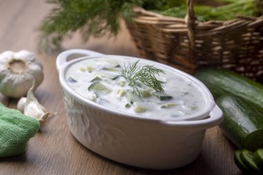 Geleneksel lezzetli aperatif; tzatziki (Türkçe adı; kakik)